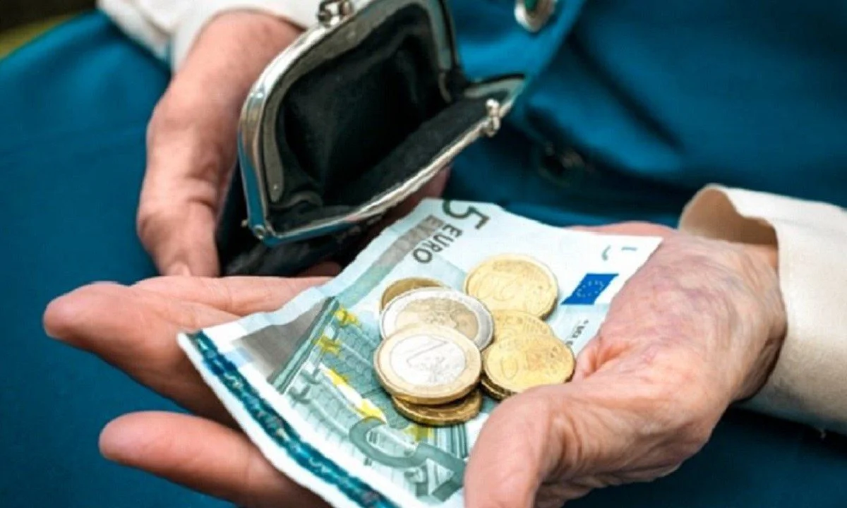 Συντάξεις: Αντίστροφα μετράει ο χρόνος για να δουν οι συνταξιούχοι την σύνταξή τους να αυξάνεται, με τα χρήματα ωστόσο να είναι λιγοστά.