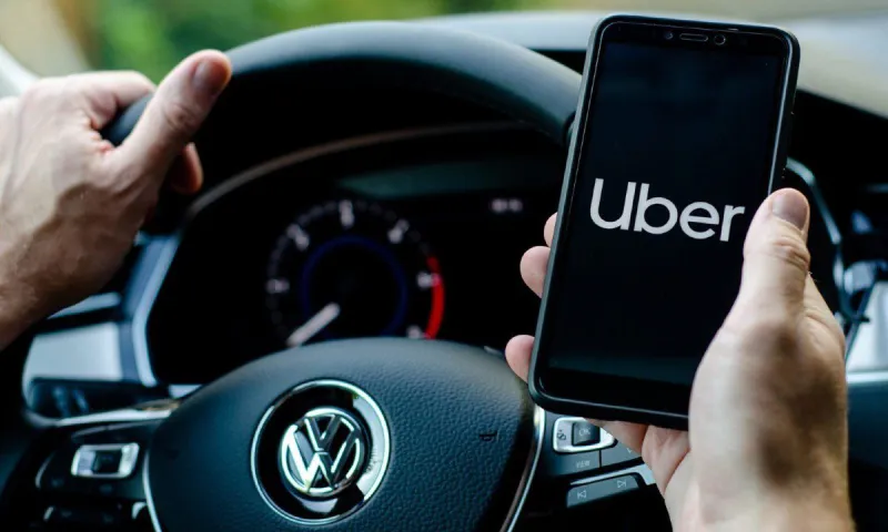 UBER: Πότε και γιατί σταμάτησε τις φθηνές διαδρομές στην Ελλάδα - Σκάνδαλο μεγατόνων στη Γαλλία με Μακρόν