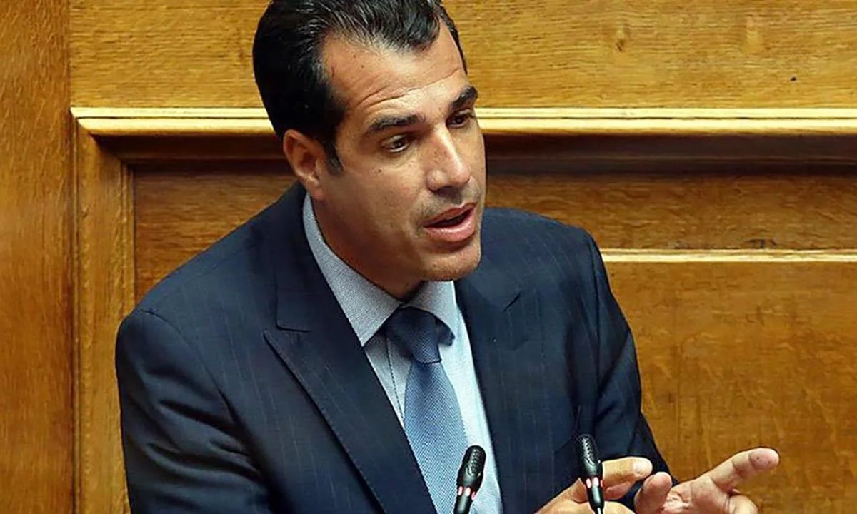 Ενώ η κυβέρνηση για 2 χρόνια είχε κάνει «φρούρια» τους κλειστούς χώρους, τώρα ο Θάνος Πλεύρης στοχοποιεί τους... ανοιχτούς.
