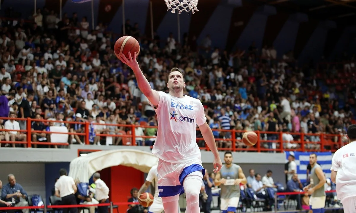 Ο Δημήτρης Αγραβάνης παραμένει ελεύθερος στην αγορά και μοιραία το όνομά του εμπλέκεται σε διάφορα σενάρια.