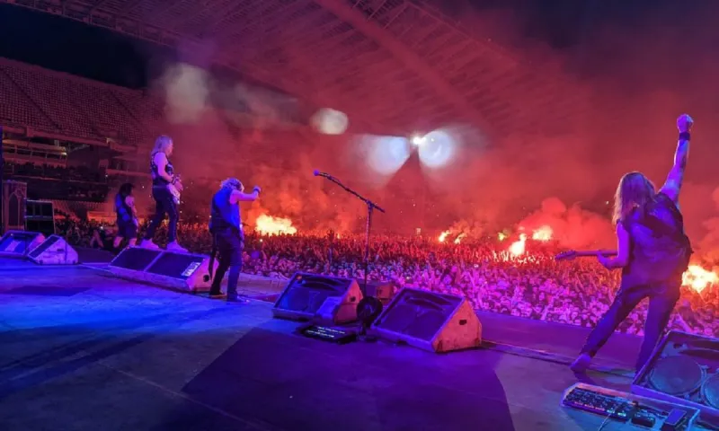 Iron Maiden - «Κλάμα» στο Twitter: «Ο Dickinson έτρεξε στο ΟΑΚΑ περισσότερο από όλη την 11άδα της ΑΕΚ!»