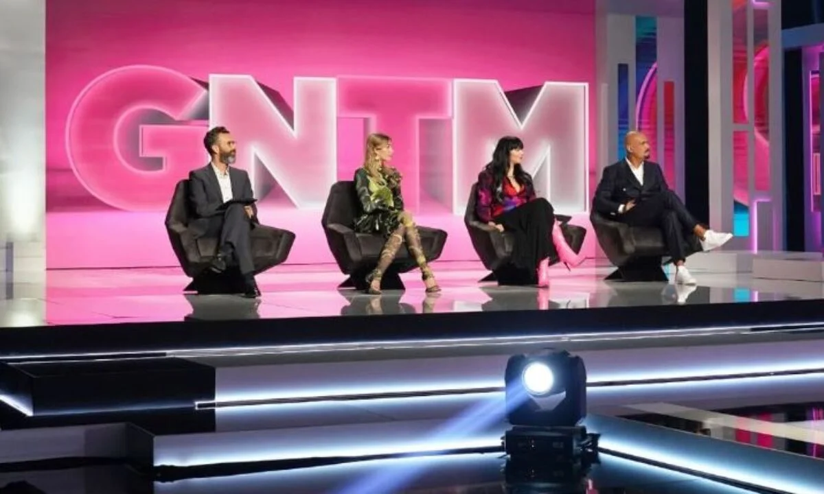 21 κορίτσια έχουν περάσει στο σπίτι του GNTM. Ανάμεσά τους μια μάνα με την κόρη της, προσθέτοντας ακόμα μεγαλύτερο ενδιαφέρον!