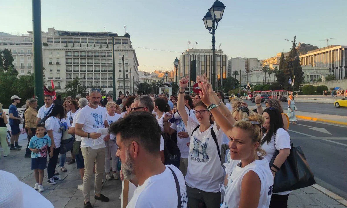Υγειονομικοί: Συγκέντρωση με χειροπέδες στα χέρια (pics & vids)