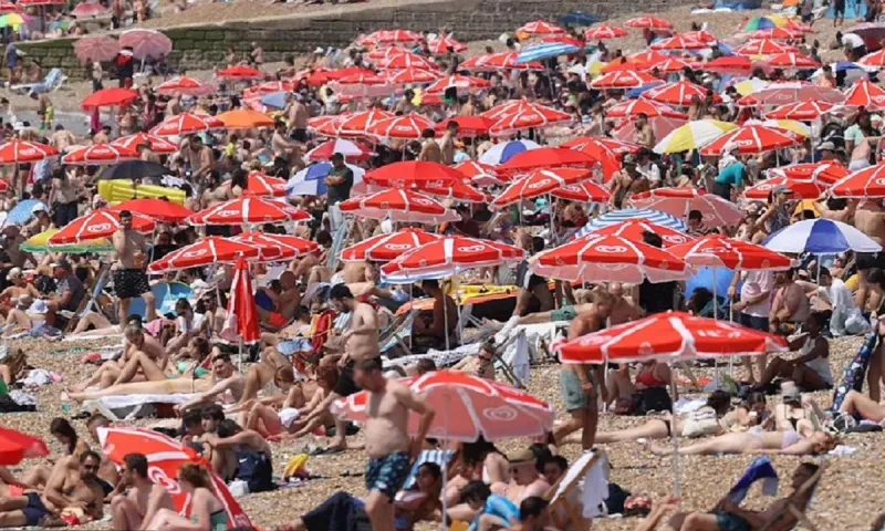 Καιρός: «Συναγερμός» στην Βρετανία για την πιο ζεστή μέρα της ιστορίας - Έκκληση να μείνει σπίτι ο κόσμος