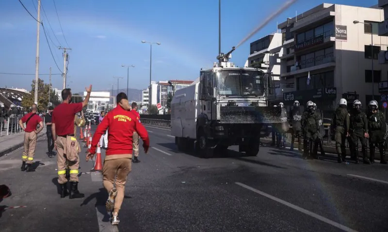 Φωτιά στην Πεντέλη: Όταν η κυβέρνηση πέταγε δακρυγόνα και έβρεχε με την αύρα τους εποχικούς πυροσβέστες