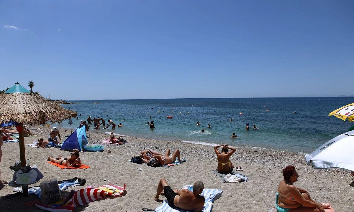 Σε τροχιά καύσωνα μπαίνει η Ελλάδα μόλις εξασθενήσουν οι θυελλώδεις άνεμοι, με τον υδράργυρο να φτάνει ακόμα και τους 42 βαθμούς.