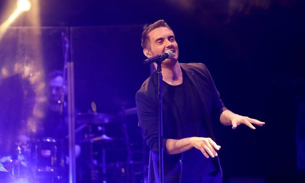 Μιχάλης Χατζηγιάννης: Χρήστης του TikTok τον αποθεώνει, καθώς τραγουδά σε συναυλία με ζημιά στις φωνητικές χορδές.