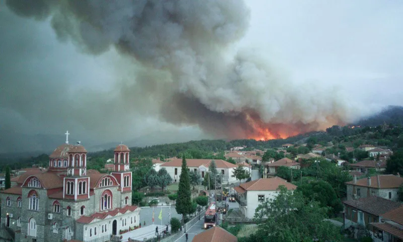 Έβρος: Βρέχει πάλι - Ελπίδες ότι θα σβήσει η φωτιά μόνη της