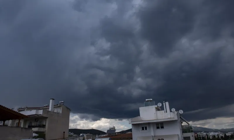 Καιρός (1/8): Ο Αύγουστος μπαίνει, το καλοκαιρινό σκηνικό φεύγει - Πού θα σημειωθούν βροχές