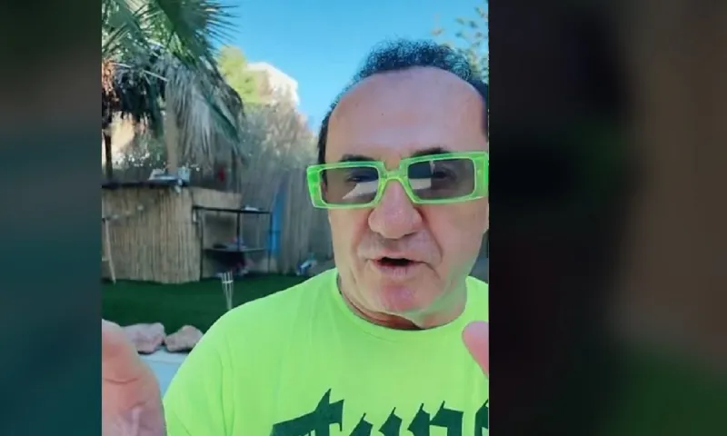 Λευτέρης Πανταζής: Με μπλούζα Tupac, τραγουδάει το «Madame» και γίνεται Viral