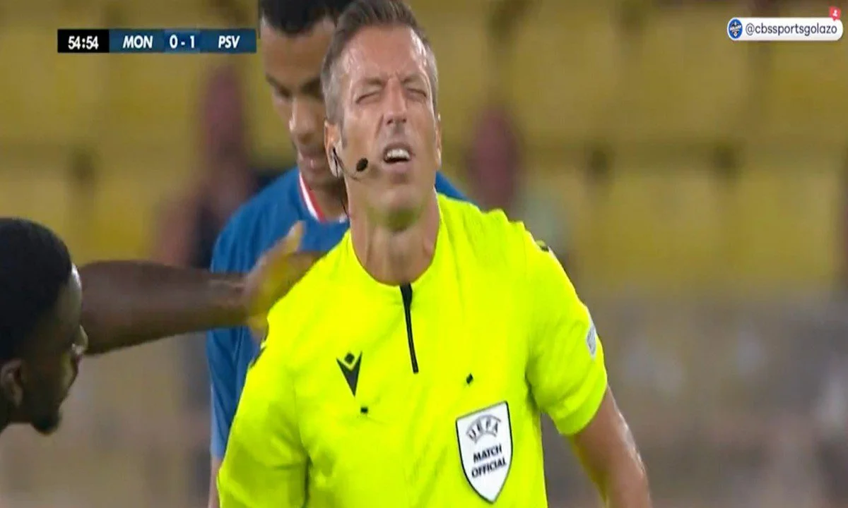 Viral: Ο διαιτητής του αγώνα Μονακό - PSV δέχθηκε τη μπάλα στην ευαίσθητη περιοχή - Επική η αντίδραση του (vid)