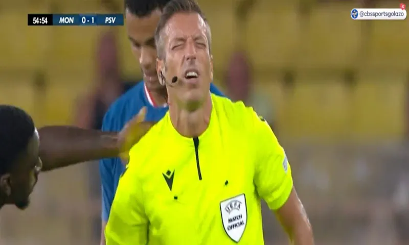 Viral: Ο διαιτητής του αγώνα Μονακό - PSV δέχθηκε τη μπάλα στην ευαίσθητη περιοχή - Επική η αντίδραση του (vid)