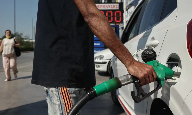 Fuel Pass 3: Προσπαθεί να γυρίσει της ακρίβειας το χαρτί με επιδόματα η Κυβέρνηση - Vouchers για βενζίνη και θέρμανση