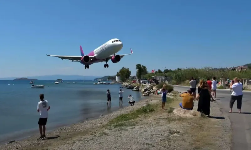 Airbus: Θέμα στη «Mirror» η προσγείωση στη Σκιάθο - To video του τρόμου