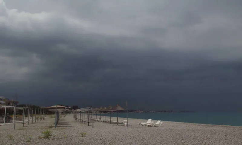 Καιρός (11/8): Πέφτει η θερμοκρασία - Πού αναμένονται μπόρες