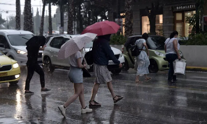 Καιρός (12/8): Άστατος καιρός την Παρασκευή - Πού θα ρίξει βροχές και καταιγίδες