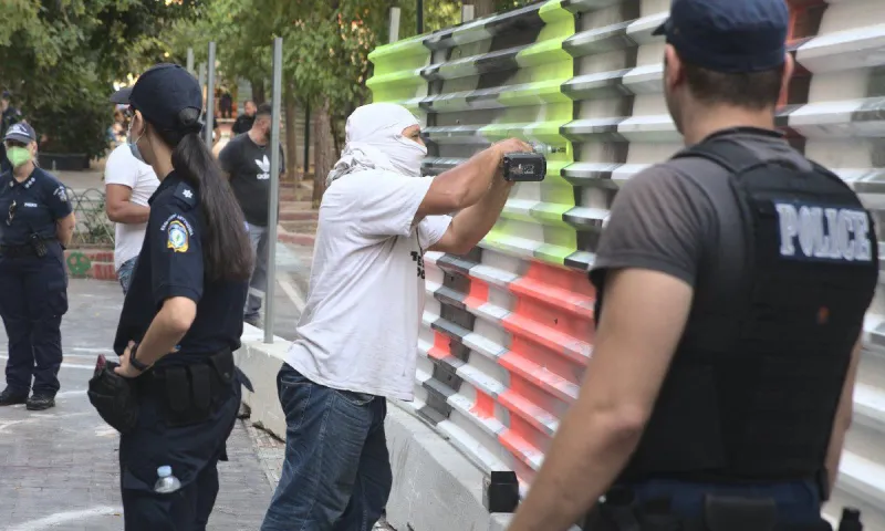 Εξάρχεια: Χαμός στο Twitter - Υπέρ ή κατά του Μετρό;