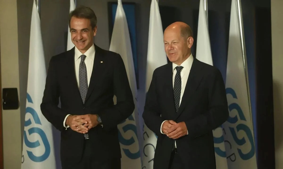 O Όλαφ Σόλτς στην Γερμανία προχώρησε σε μεγάλη μείωση του ΦΠΑ στο φυσικό αέριο, ενώ το Μαξίμου ακόμα λέει πως έτσι θα... ωφεληθούν οι πλούσιοι.
