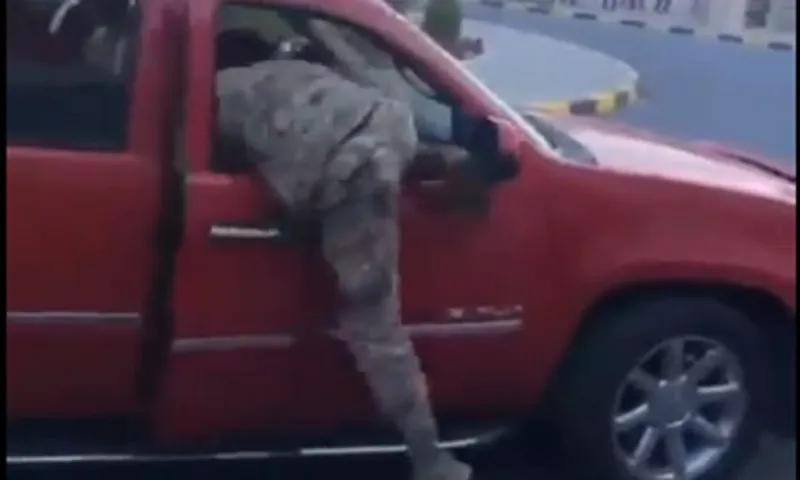 Yπουργός Άμυνας πήγε επίσκεψη όμως ξέχασαν να του πουν ότι θα έχει και βεγγαλικά – Δείτε τι έγινε
