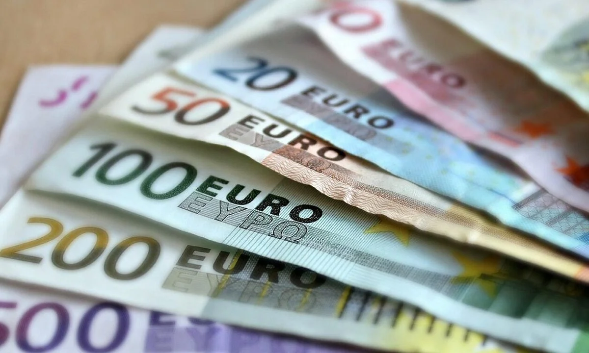 Η Κυβέρνηση θέλοντας να βάλει ένα... φρένο, σχεδιάζει να δώσει ένα έκτακτο επίδομα το οποίο θα λειτουργήσει σαν επιταγή ακρίβειας.