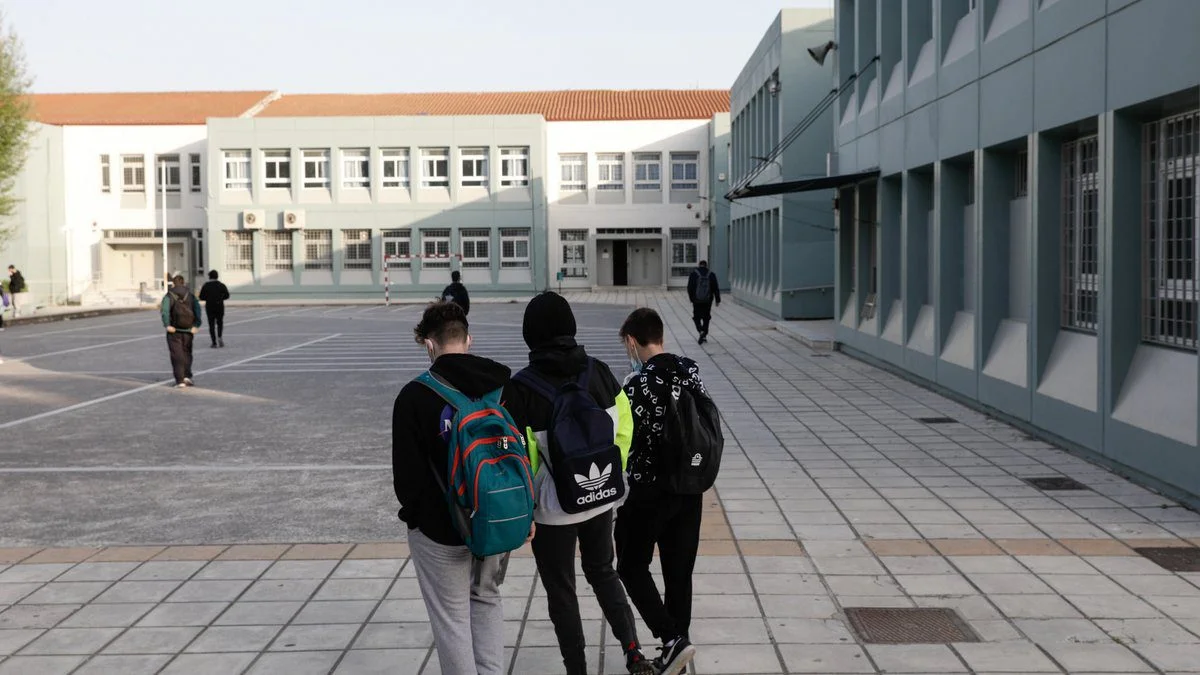 Και τη νέα σχολική χρονιά, η κυβέρνηση απτόητη συνεχίζει από εκεί που άφησε τον διχασμό και τον υγειονομικό παραλογισμό.