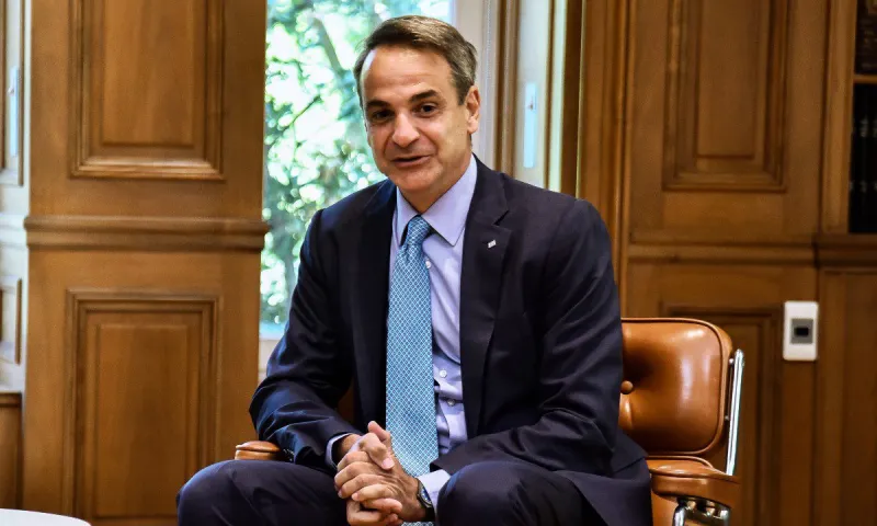 Κανένα tweet, καμία δήλωση ο Μητσοτάκης για τη Βασίλισσα Ελισάβετ