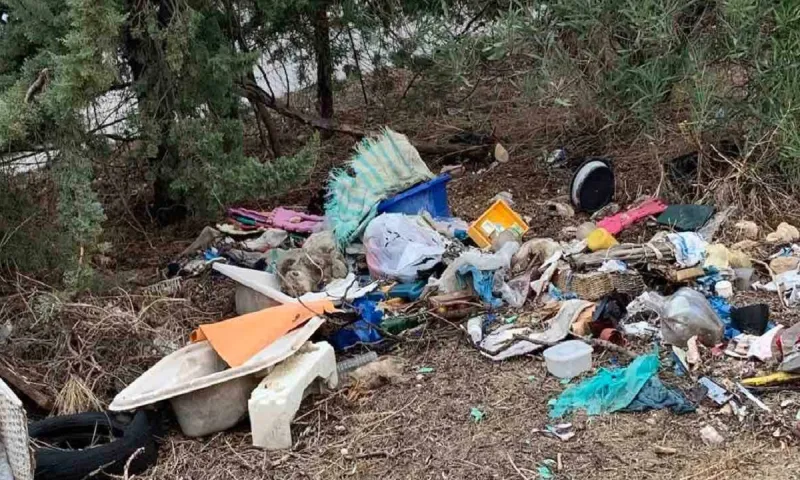 Δ' Αθλητικό Κέντρο Ηλιούπολης: Μίας ώρας δουλειά με τα σκουπίδια απ' έξω όμως δεν ασχολούνται οι αρμόδιοι
