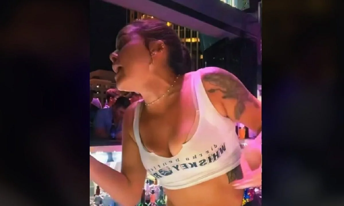 Viral: Πελάτης δεν είχε να πληρώσει και η μπαργούμαν βρίσκει έναν απίστευτο τρόπο να το κάνει