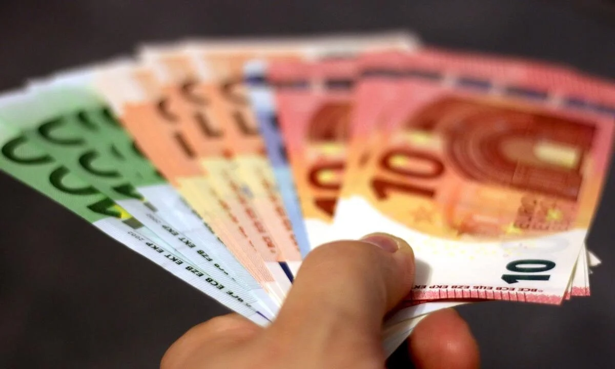 Ανακοινώθηκε και επίσημα από η επιταγή ακρίβειας 250 ευρώ - Ποιοι είναι οι δικαιούχοι και πότε καταβάλλεται.