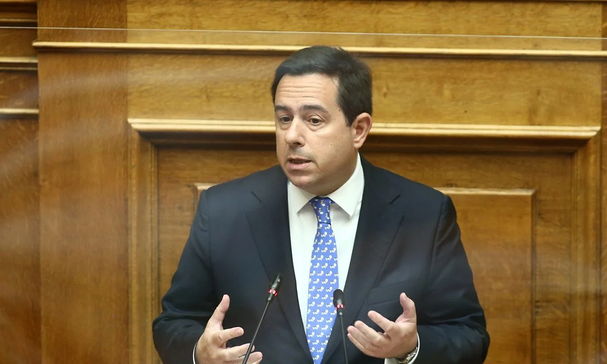 Όχι, δεν είναι Πρωταπριλιά. Ο Υπουργός Μετανάστευσης, Νότης Μηταράκης, εν μέσω μεταναστευτικής κρίσης, έχει... ελεύθερο χρόνο για γυρίσματα!