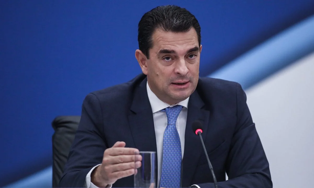 Με τη διπλωματική δήλωση πως «όταν μαίνεται ένας ενεργειακός πόλεμος όλα είναι πιθανά», ο Κώστας Σκρέκας άφησε ανοιχτή την πιθανότητα επιβολής δελτίου.