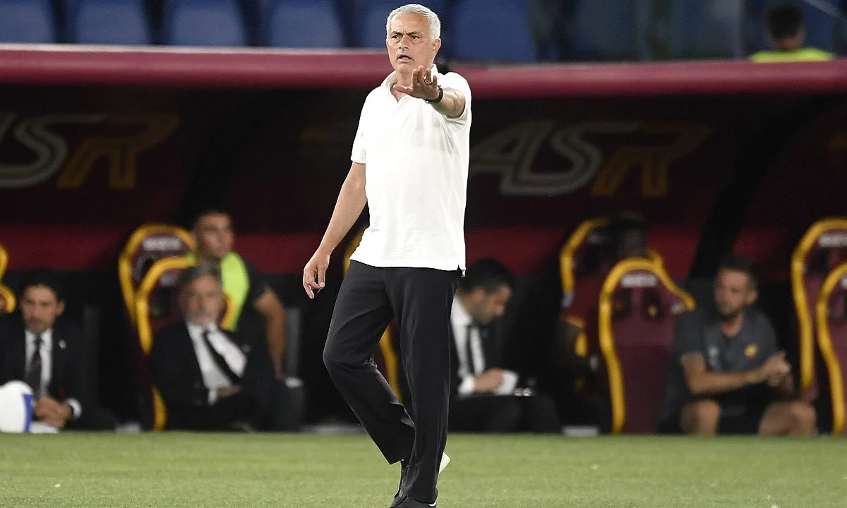 Ο Ζοσέ Μουρίνιο δίνει οδηγίες