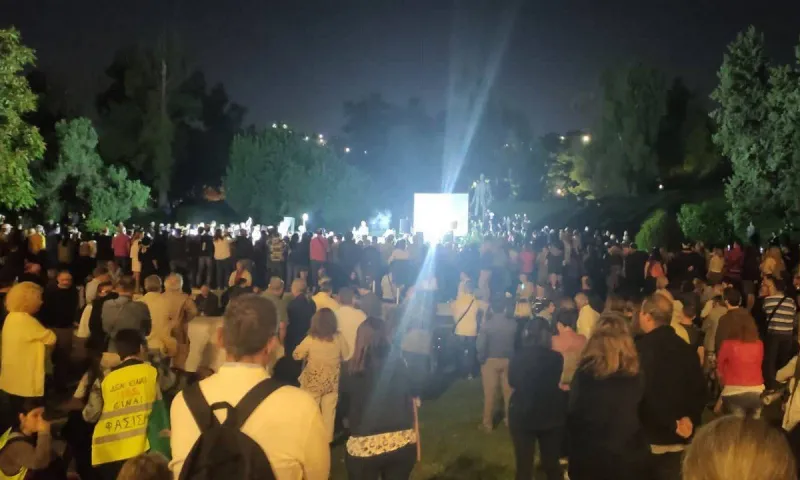 Υγειονομικοί: Συρροή κόσμου στο πλευρό τους