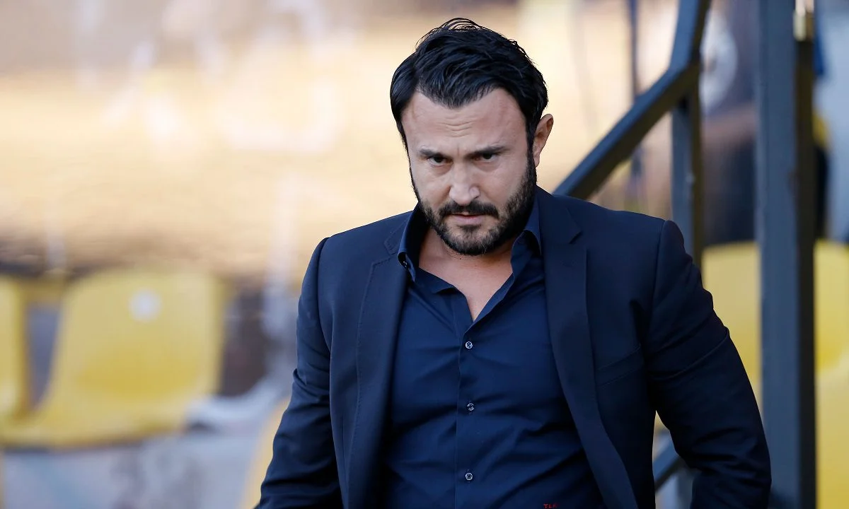 Super League: Σε εξέλιξη η συνάντηση Μπένετ με τους ιδιοκτήτες των ΠΑΕ των play off. Απών μόνο ο Καρυπίδης. Αυτός είναι ο λόγος.
