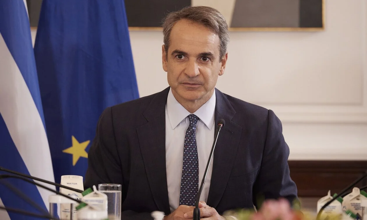 Παραμένει ακέραια η παράλογη εμμονή που έχει η κυβέρνηση να «τιμωρεί» τους ανεμβολίαστους εργαζόμενους, με οικονομική πίεση μέσω υποχρεωτικών rapid test.
