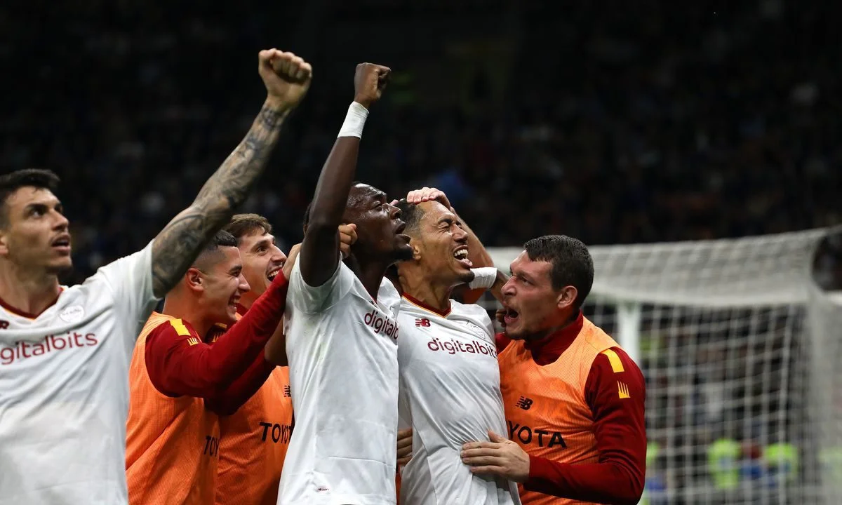 Σπουδαία νίκη με ανατροπή (2-1) πέτυχε η Ρόμα μέσα στην έδρα της Ίντερ, στην επιστροφή του Ζοσέ Μουρίνιο ως αντίπαλος.