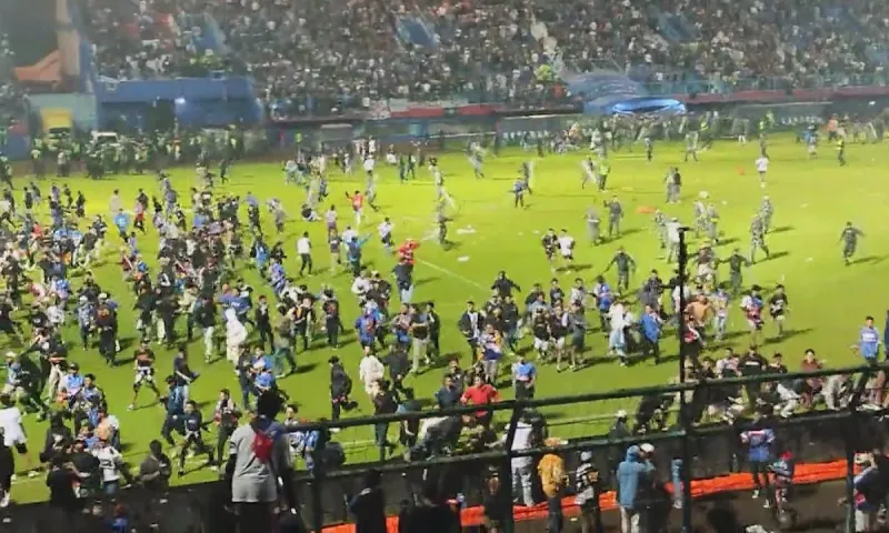 Συγκλονιστικές εικόνες από την εκατόμβη νεκρών στην Ινδονησία - Οπαδοί ποδοπατήθηκαν μέχρι θανάτου στο γήπεδο! (vids)