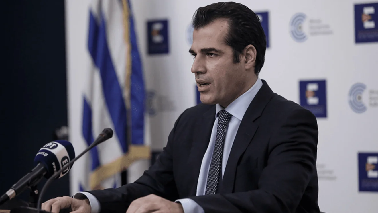 Αφού πρώτα τα χαρακτήρισαν... «αποδοτικά», τώρα σβήνουν τα πρόστιμα ντροπής που επιβλήθηκαν στους ανεμβολίαστους άνω των 60.