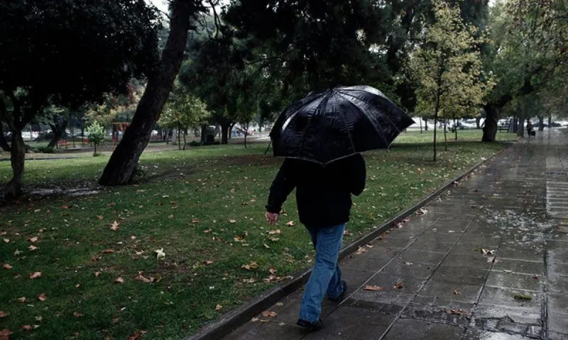Ο Σάκης Αρναούτογλου προειδοποιεί πως ο καιρός την Πέμπτη (13/10) θα έχει και ήλιο και βροχές - καταιγίδες!