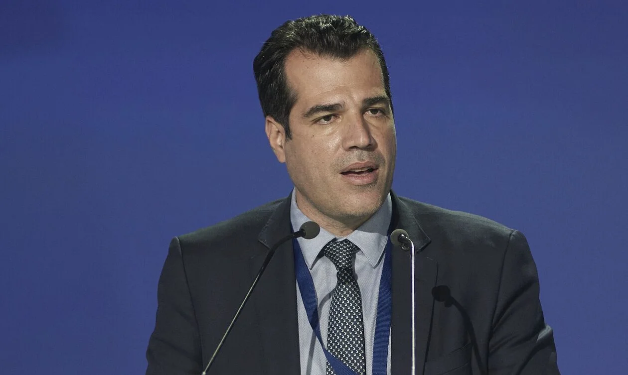 O Θάνος Πλεύρης παραδέχθηκε ότι πεθαίνουν και εμβολιασμένοι, άλλα ανταπάντησε πως πεθαίνουν... λιγότερο από τους ανεμβολίαστους!