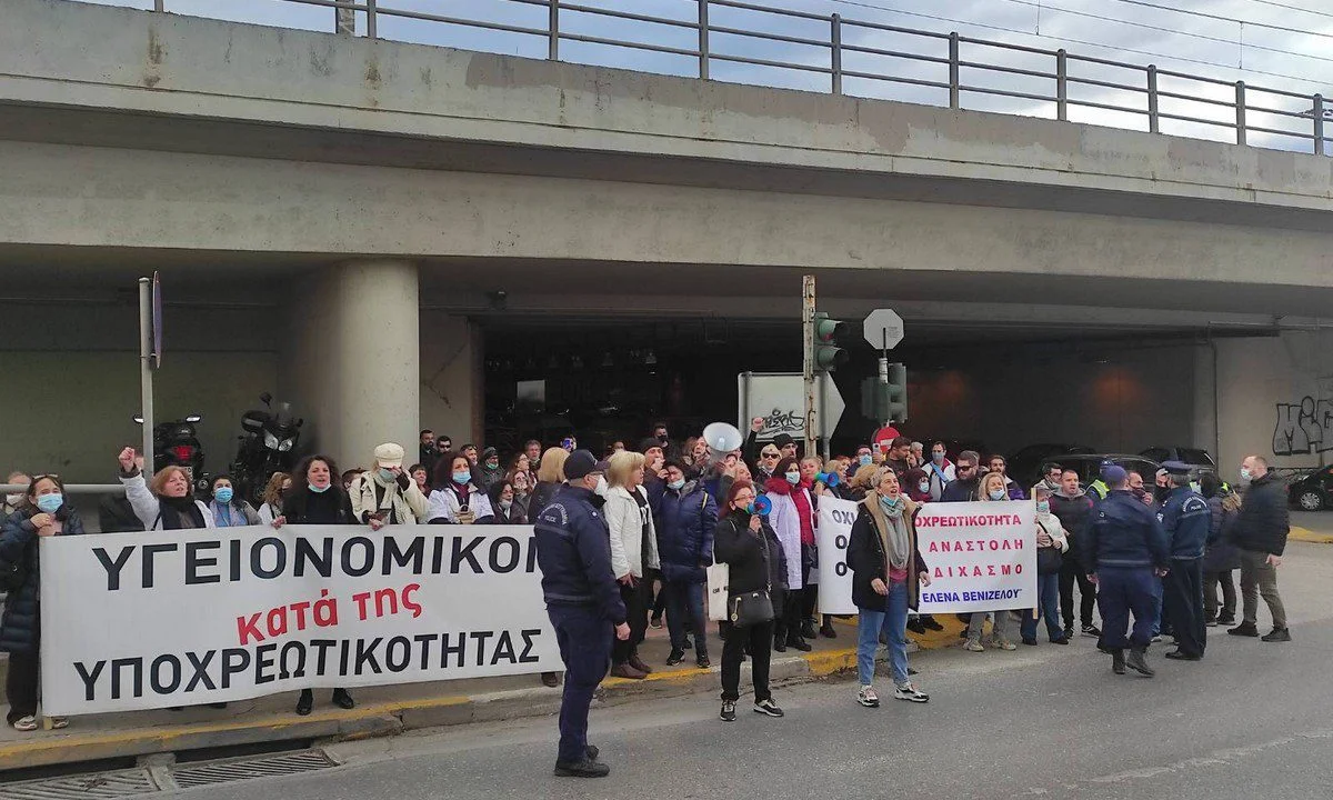 Πλήθος κόσμου στην Ευελπίδων για την άδικη σύλληψη 38 υγειονομικών κατά της υποχρεωτικότητας!