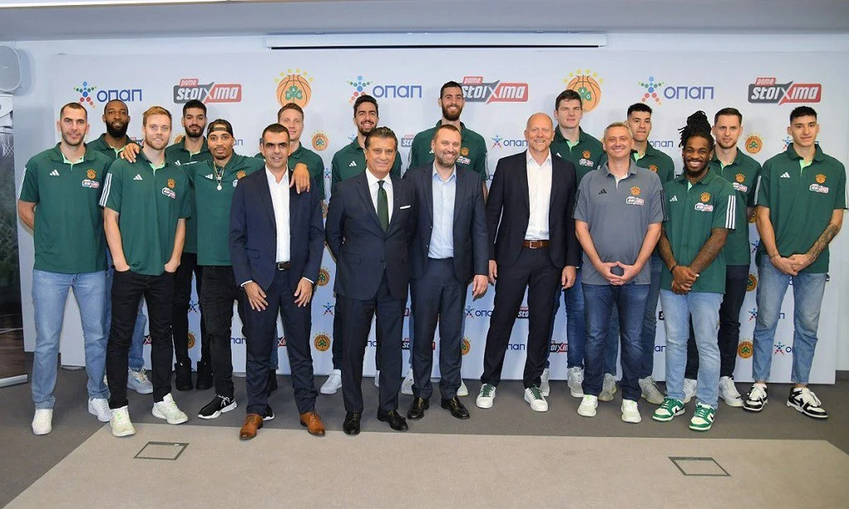 Φώτης Ζησιμόπουλος, Chief Product Officer ΟΠΑΠ, Βασίλης Παρθενόπουλος, Πρόεδρος ΚΑΕ Παναθηναϊκός, Γιάννης Ρόκκας, Chief Marketing Officer ΟΠΑΠ, Γιαν Κάρας, Διευθύνων Σύμβουλος ΟΠΑΠ, Ντέγιαν Ράντονιτς, Προπονητής ΚΑΕ Παναθηναϊκός, με την ομάδα της ΚΑΕ Π…