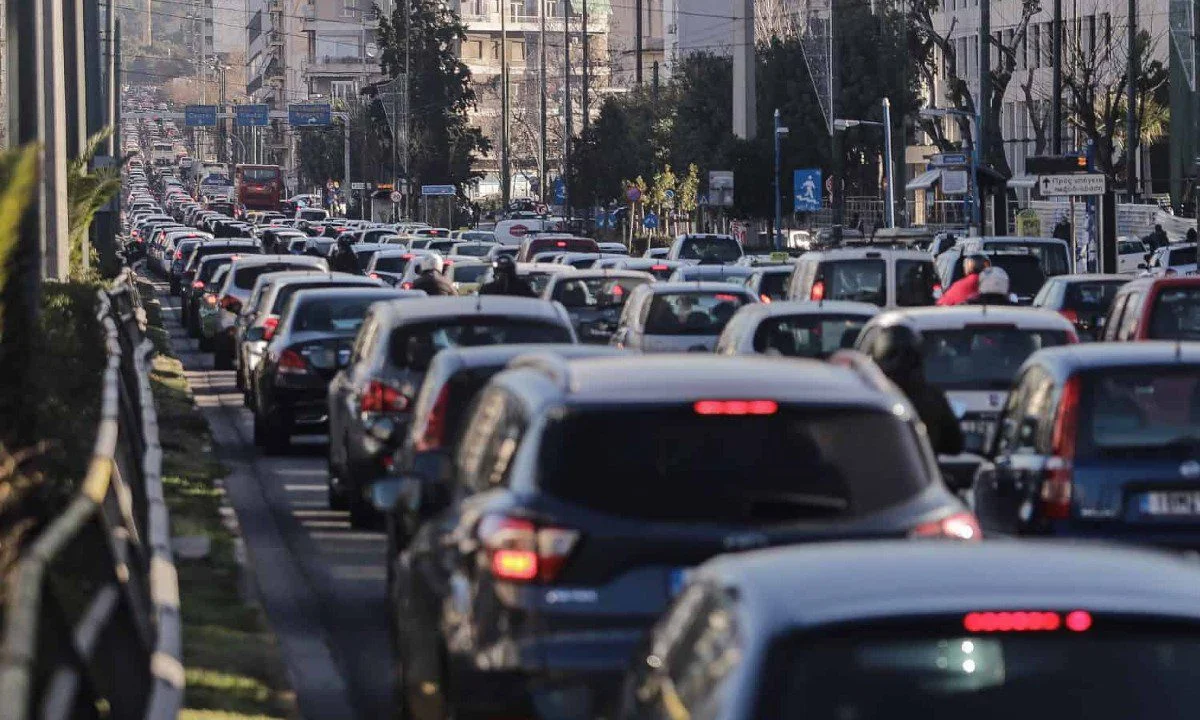 Στα ίδια επίπεδα με την περσινή χρονιά, παραμένουν τα τέλη κυκλοφορίας - Ποιες κατηγορίες πολιτών εξαιρούνται. Με QR Code το ειδοποιητήριο.