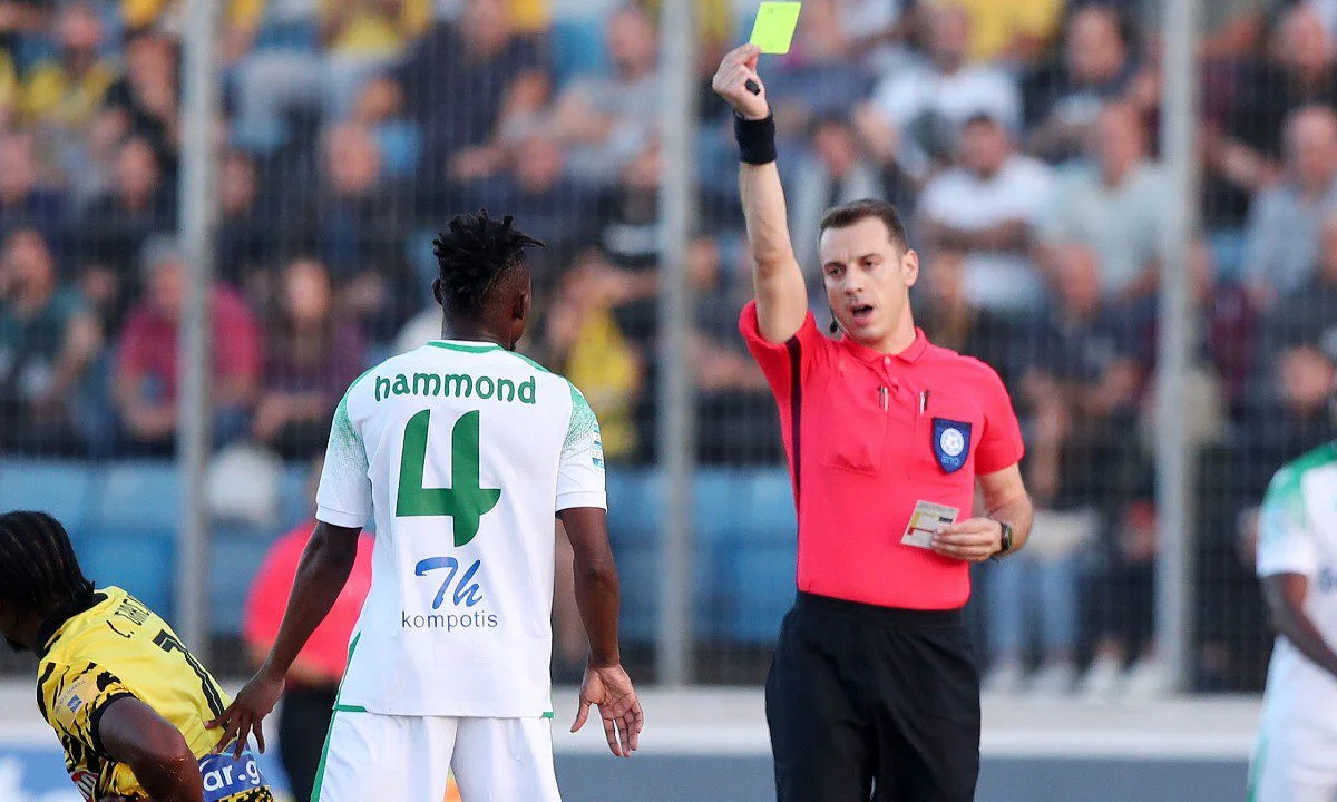 Διαιτησία: Πρώτο on field review, χωρίς να αλλάξει η απόφαση, στο Λεβαδειακός - ΑΕΚ. Γιατί δεν άλλαξε απόφαση ο Βεργέτης και η θέση της ΚΕΔ.