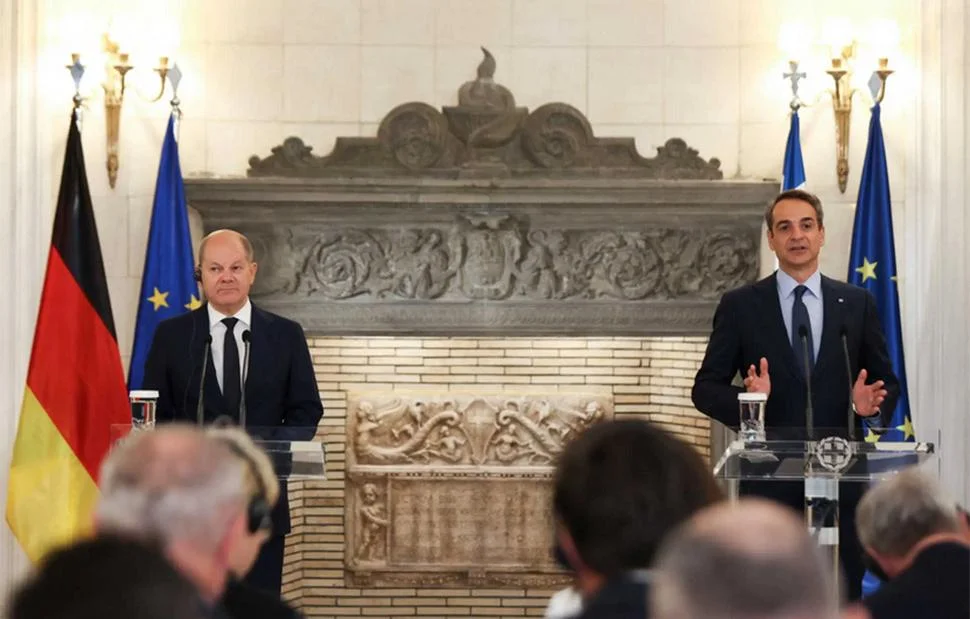 Ο Κ. Μητσοτάκης που κατά τα άλλα... κόπτεται για το «απόρρητο», αποκάλυψε «on camera» τον στρατηγικό σχεδιασμό της χώρας - Δεν αντικαθίστανται τα τεθωρακισμένα που έφυγαν από τα νησιά.