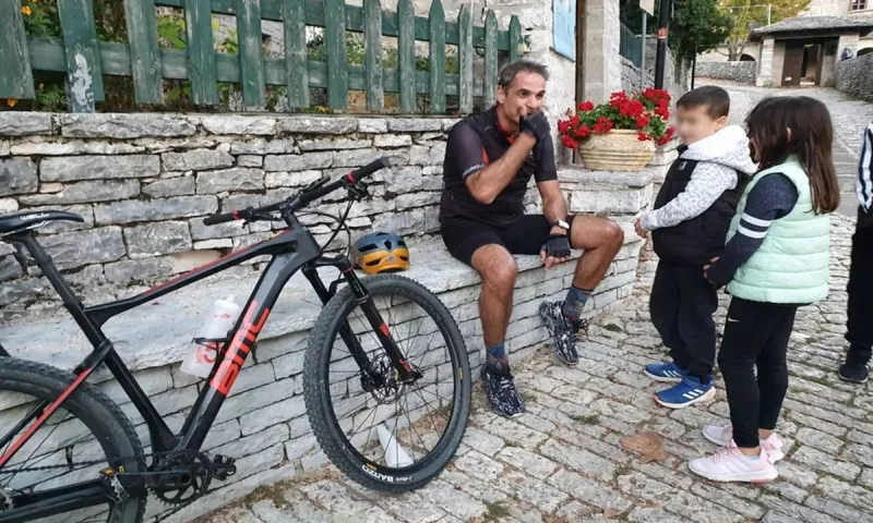 Το τερμάτισαν στον ΣΚΑΪ: Αφιέρωσαν ολόκληρο ρεπορτάζ για την ανέμελη ποδηλατάδα του Μητσοτάκη