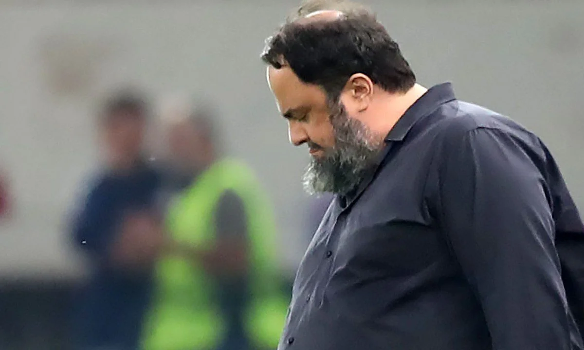 Πόλεμος χωρίς τέλος μεταξύ ιστορικής αθλητικής εφημερίδας που προτιμούν πολλοί οπαδοί του Ολυμπιακού και του Βαγγέλη Μαρινάκη.