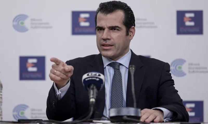 Συνεχίζει τον ωμό εκβιασμό ο Θ. Πλεύρης: «Οι υγειονομικοί να εμβολιαστούν για να επιστρέψουν - Θα έπρεπε να απολυθούν»