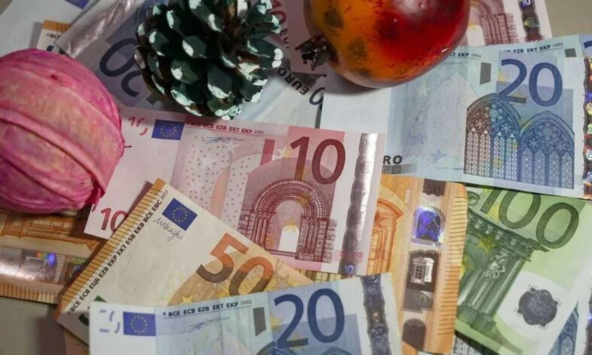 Όλα όσα πρέπει να ξέρετε για το Δώρο Χριστουγέννων που θα πάρουν εργαζόμενοι και άνεργοι - Ποιοι οι δικαιούχοι, πώς να το υπολογίσετε