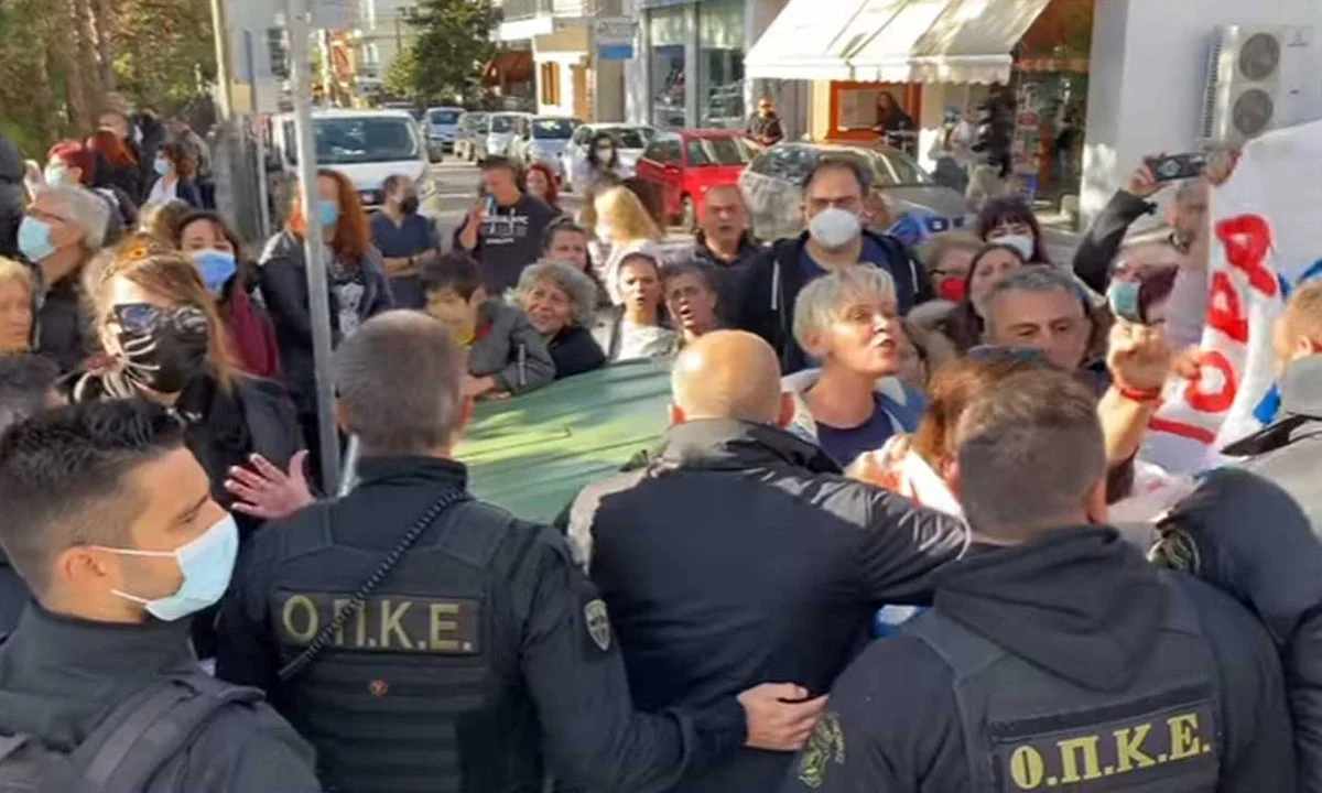 Για άλλη μια φορά ο Θάνος Πλεύρης έτυχε «θερμής υποδοχής» από υγειονομικούς που βρίσκονται σε αναστολή, αυτήν την φορά στο Μαμάτσειο της Κοζάνης.